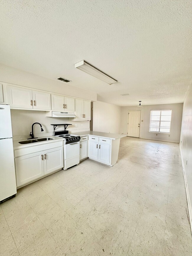 Building Photo - 207 S Sugar Rd