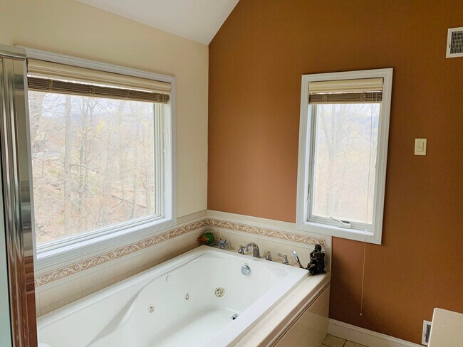 Foto del edificio - 69 Corbin Hill Rd