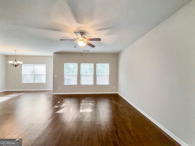 Building Photo - 204 Daisy Cir