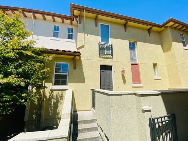 Foto del edificio - Beautiful 3BD/2.5BA Tri-Level Gallery Walk...
