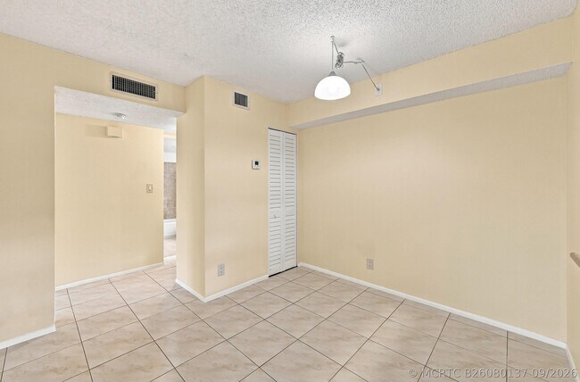 Foto del edificio - 2753 S Oakland Forest Dr