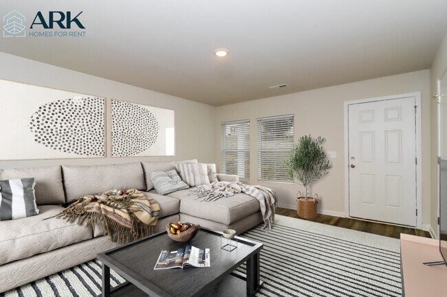 Foto del edificio - 220 Grassy Meadow Ln