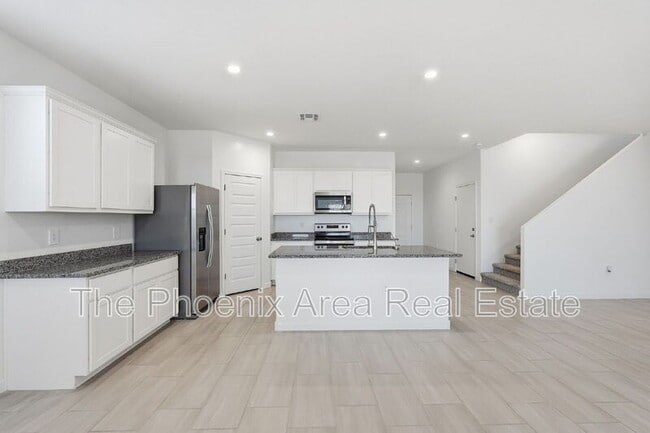 Building Photo - 2761 W Seaver Ave
