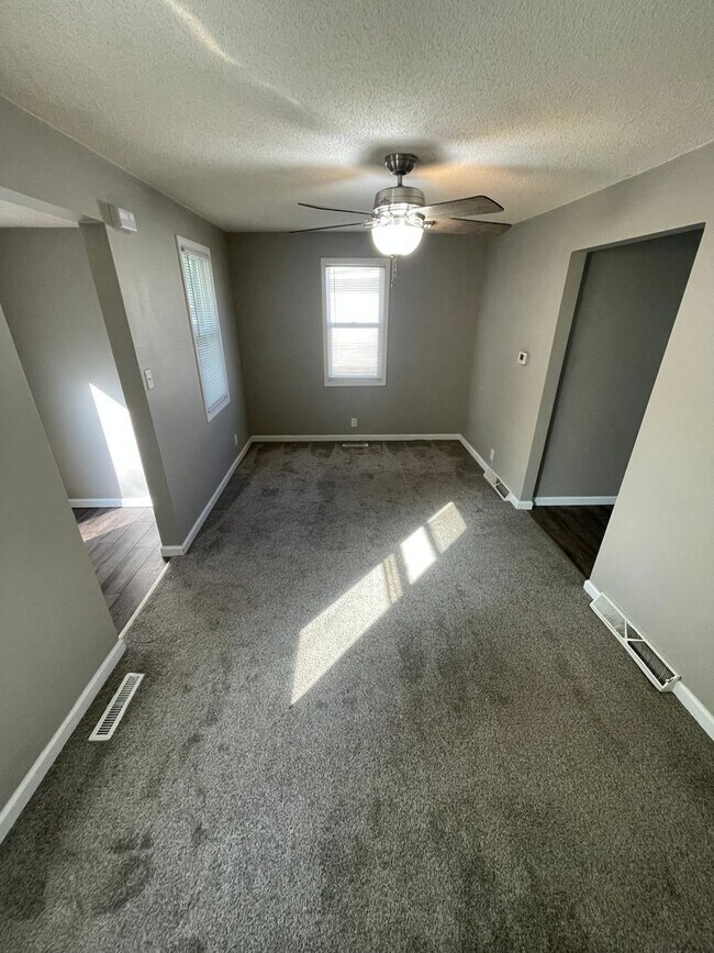 Building Photo - Modern 2 bedroom available now, $725 per m...