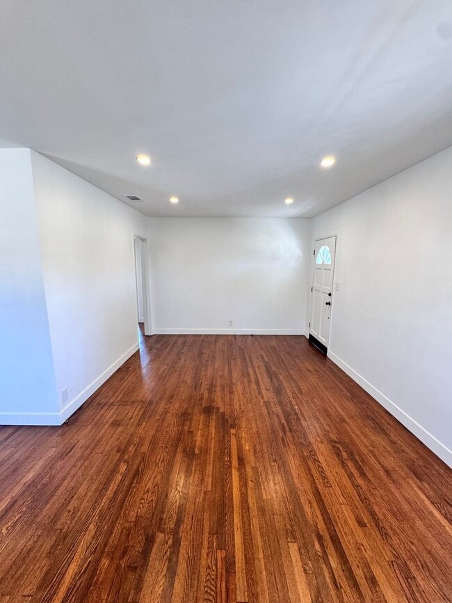 Building Photo - 5833 E Parapet St