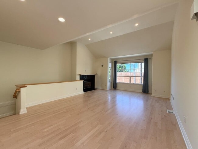 Building Photo - 85 Rousseau St