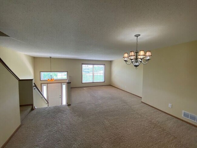 Building Photo - Large Townhome Available September 1, Open...
