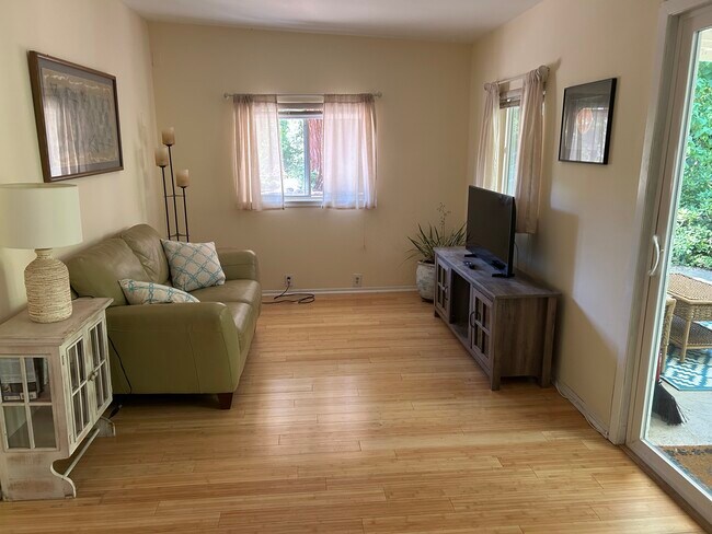 sala de televisión - 8360 Medved Ln