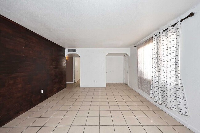 Building Photo - 8806 N 30th Ave