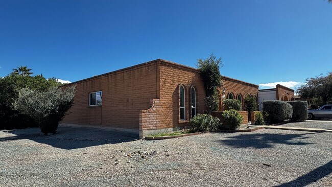 Foto del edificio - Eastside (Broadway/Harrison) 3 bedroom, 2 bath home, 2 car garage with workshop/storage, a/c and ...