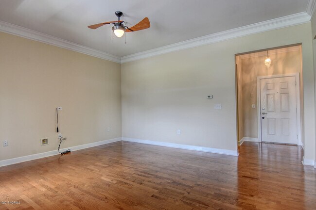 Building Photo - 555 Grande Manor Ct