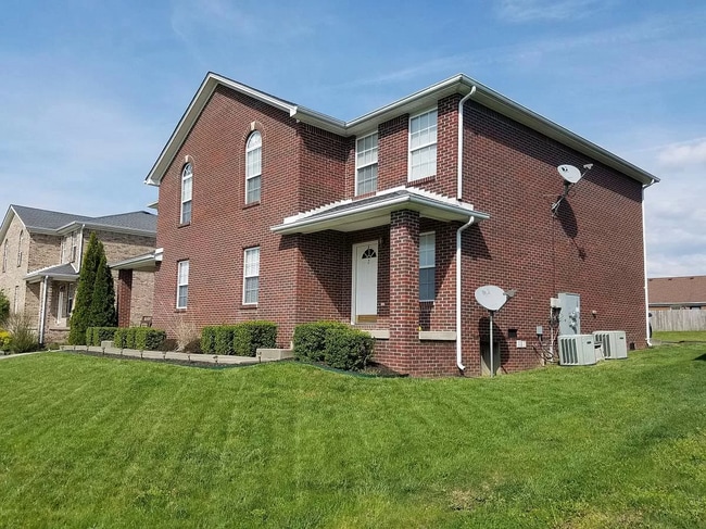 Front/Side Yard - 630 Hampton Way