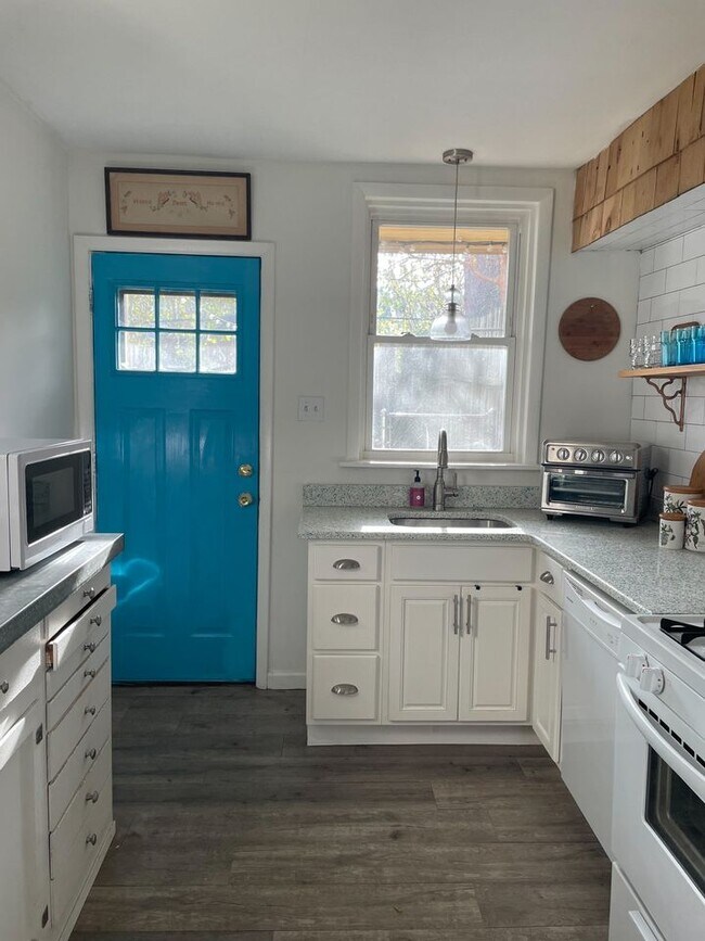 Pops of color in the kitchen - 2955 Chatham St