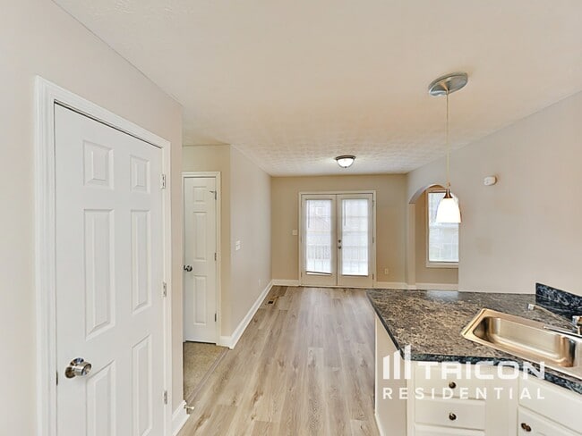 Foto del edificio - 718 Creekridge Ct