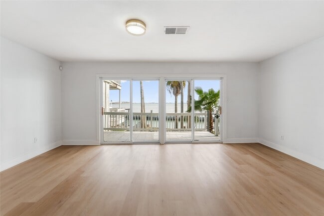 Building Photo - 5 Tiki Cir