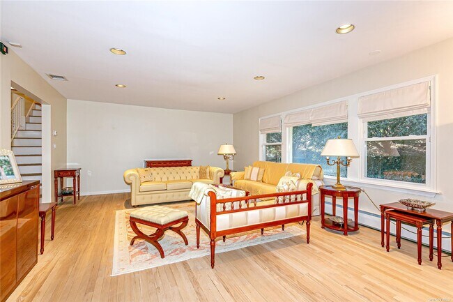 Building Photo - 10 Pine Dr