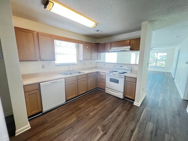 Foto del edificio - Now Available, Two Bedroom Condo at Club Villas in Little River. Community Pool!