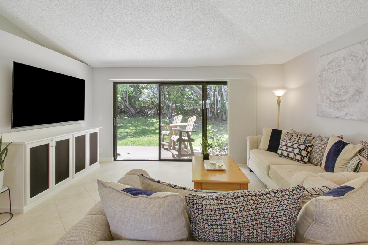 Foto principal - 825 Club Dr