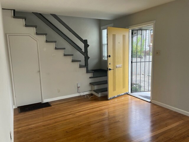 Building Photo - 2568 Montana St