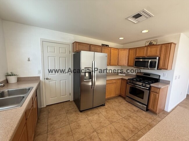 Building Photo - Spacious Three Bedroom Home