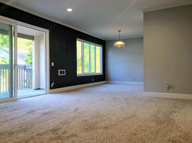 Living room and dining area, with large sliding door to the patio - 3076 Via Alicante Unit L