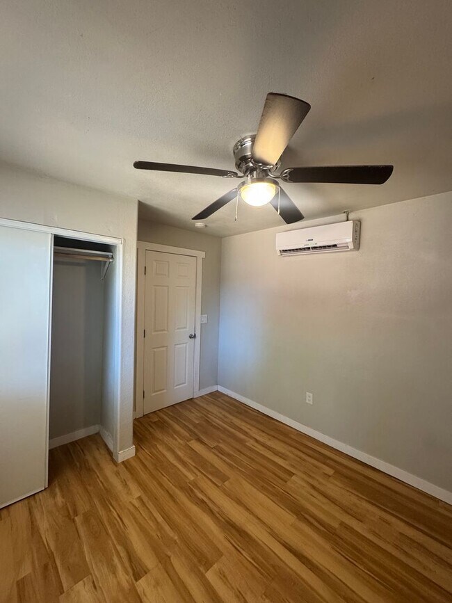 Foto del edificio - 3 BED 2 BATH IN REDDING