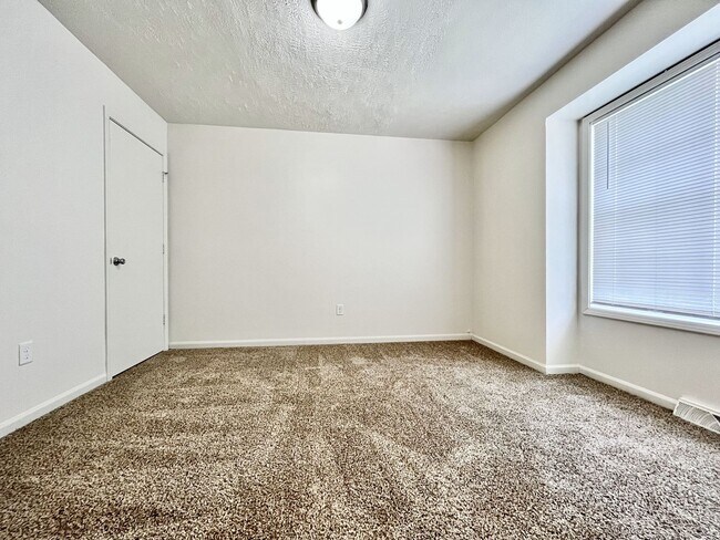 Foto del edificio - Four Bedroom Duplex in Kentwood