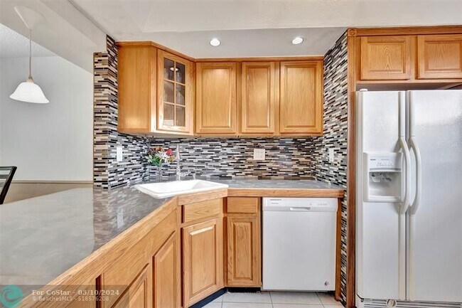 Foto del edificio - 8380 Sands Point Blvd