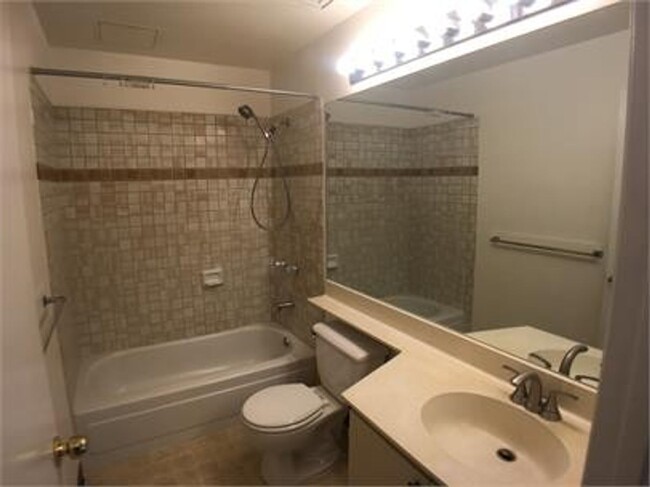 Foto del edificio - Great 2bd/2bath unit with 2 parking stalls...