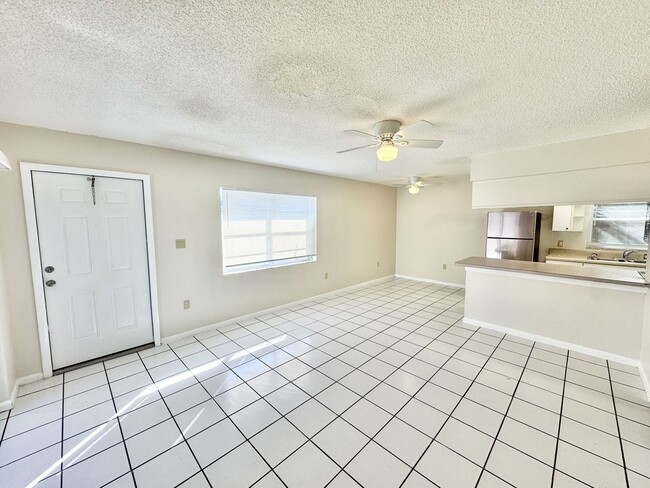 Building Photo - ** BONITA SPRINGS ** 2 BED / 1 BATH ** WES...