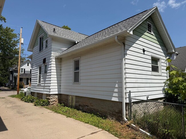 Building Photo - 4 Bedroom House in Oshkosh