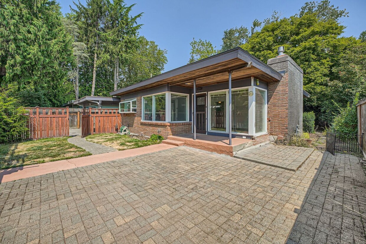 Foto principal - Ideally Located 3 Bed 2 Bath Lake Forest P...
