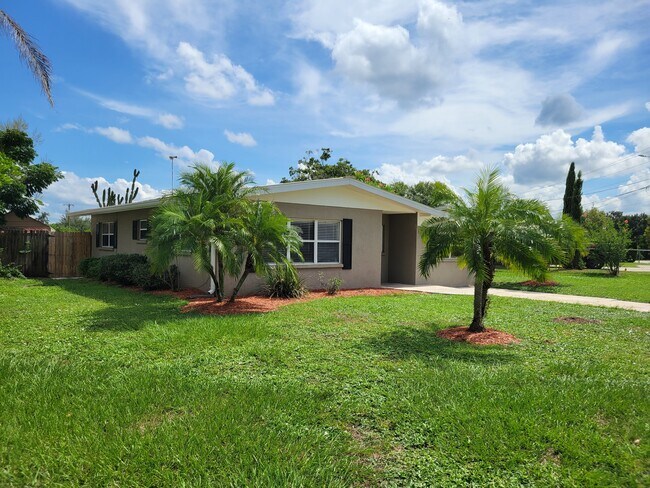 Building Photo - 913 Lake Josephine Dr