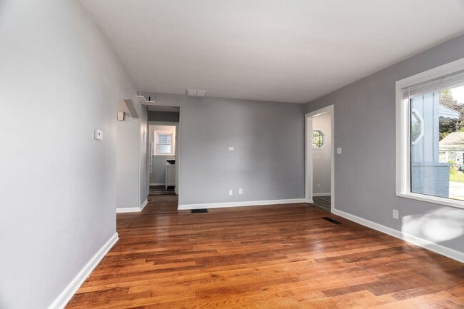 Building Photo - 3 Bedroom Single Family Home - AVAILABLE NOW