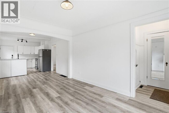 Photo du bâtiment - 105 Longwood Rd N