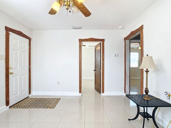 Foto del edificio - Beautifully remodeled, 1,332-square foot 3 bedroom/ 2½ bath/ home