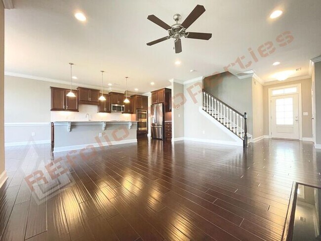 Foto del edificio - Beautiful 3 Bedroom Townhome with 3rd Floo...