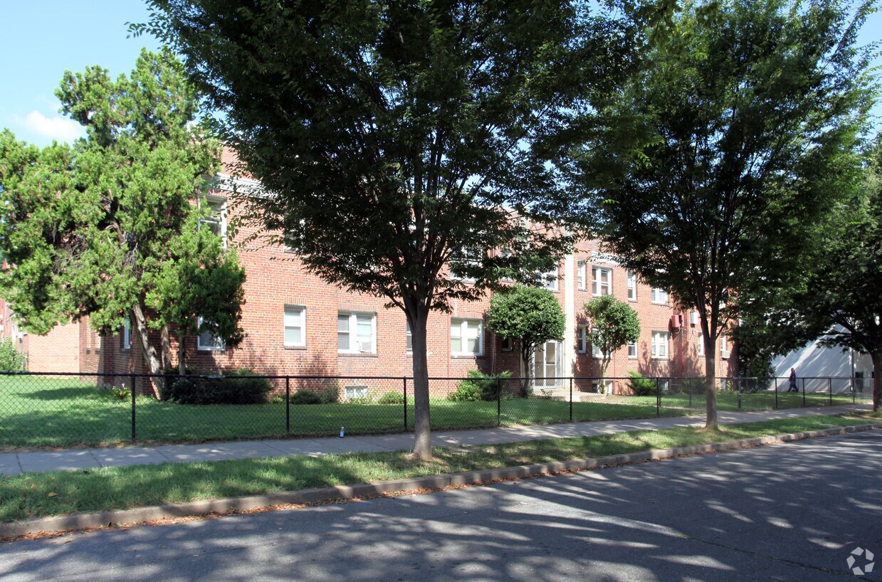 Building Photo - 1525 19th St SE