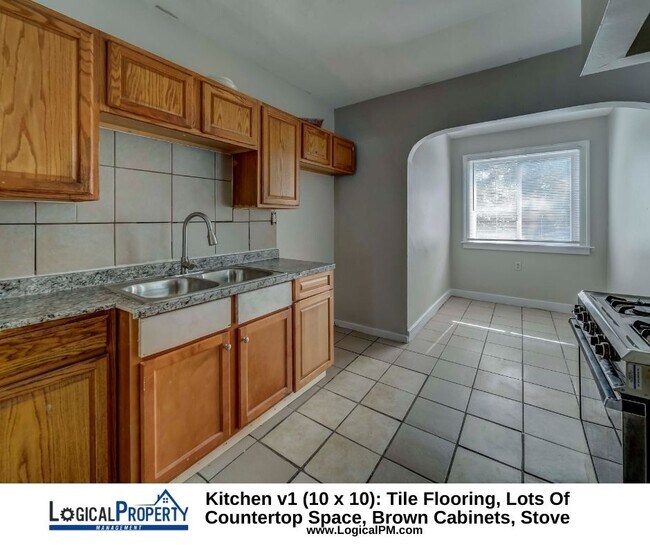 Building Photo - Beautiful Brick Colonial 4Bed/1.5Bath, 2 C...