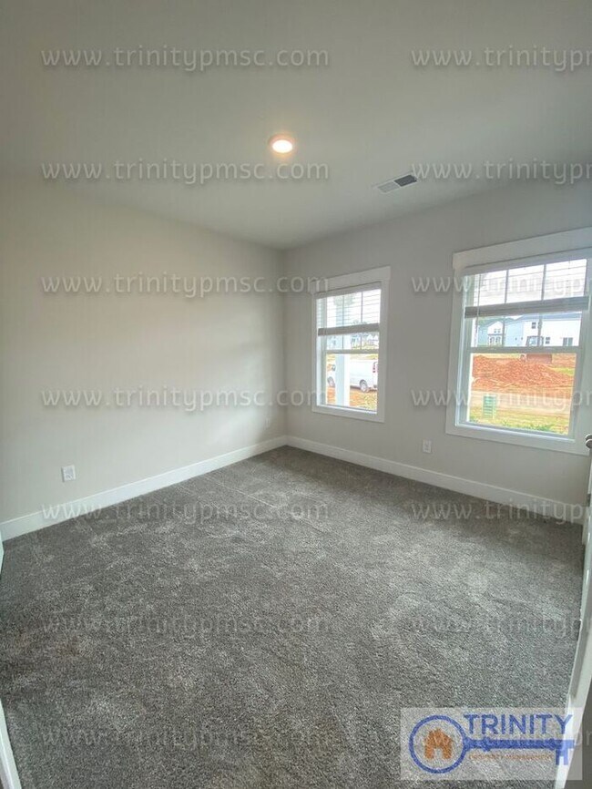 Building Photo - What are you waiting for?!! Beautiful 4 Be...