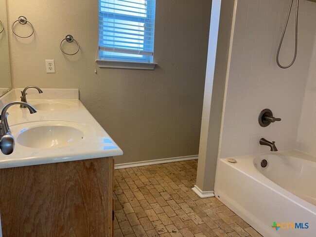 Building Photo - 309 Viola Dr