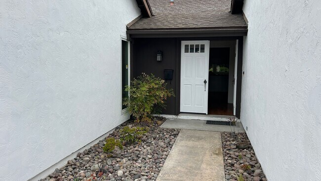 Foto del edificio - Charming 3-Bed, 2-Bath Home with Spacious ...