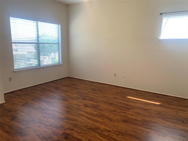 Foto del edificio - 2710 Grants Lake Blvd