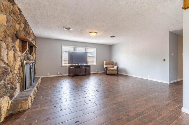 Building Photo - Spacious Home!