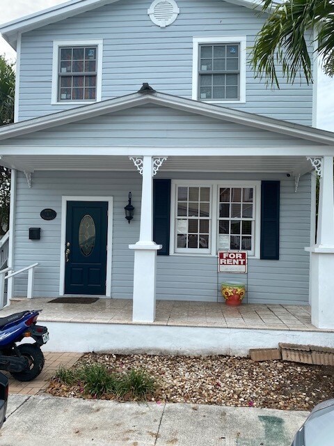 Front - 1104 Virginia St