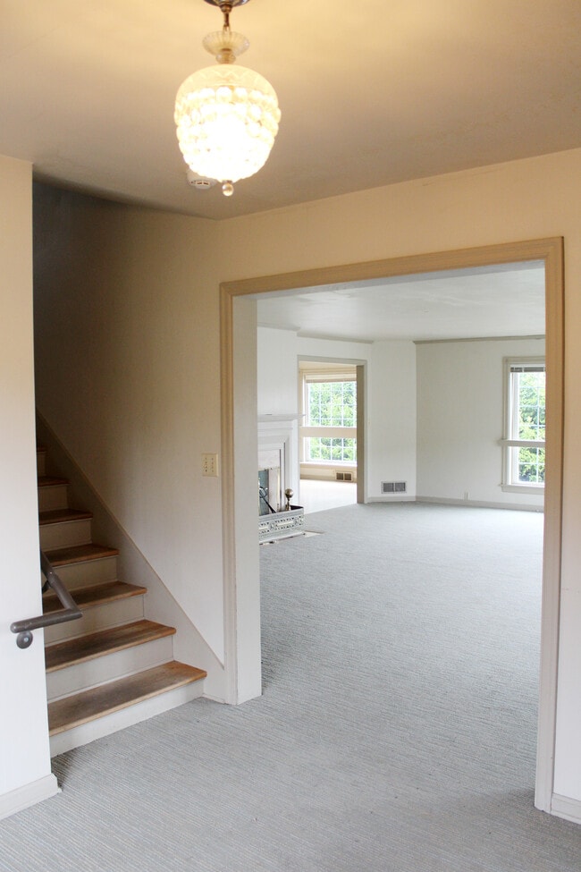 Building Photo - 905 NE C St