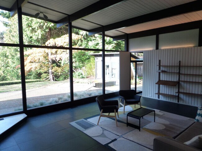 Foto del edificio - Incredible 3-Bedroom Mid-Century Stunner on Mercer Island! Huge Yard and Central A/C!!