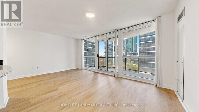 Photo du bâtiment - 33 Sheppard Ave E
