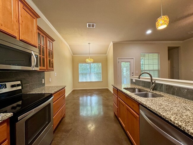 Building Photo - Savannah Court Luxury Townhomes