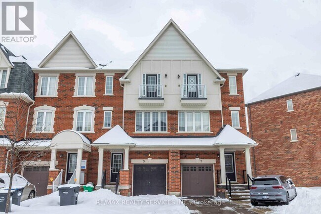 Building Photo - 5 Sprucewood Rd